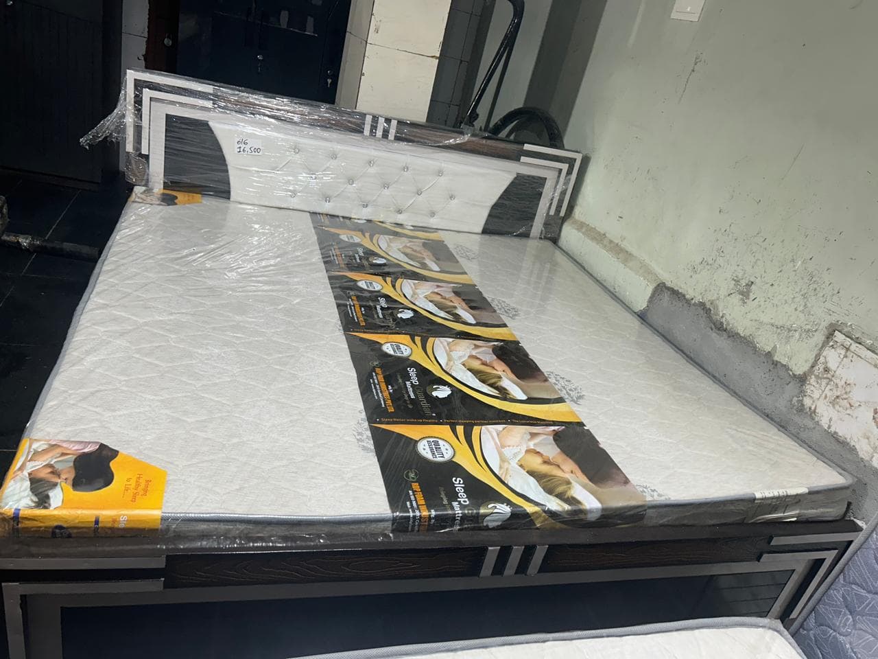 king sze bed with cusion